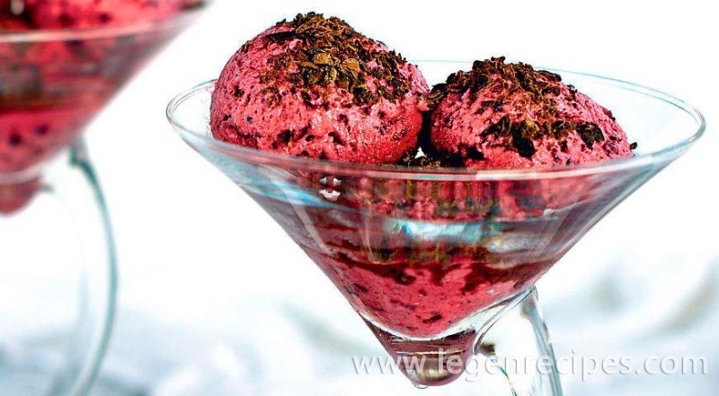 Yoghurt-ice-cream-with-blackberry-1