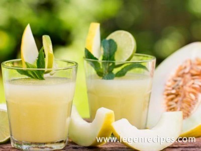 Apple and melon drink with lime and mint