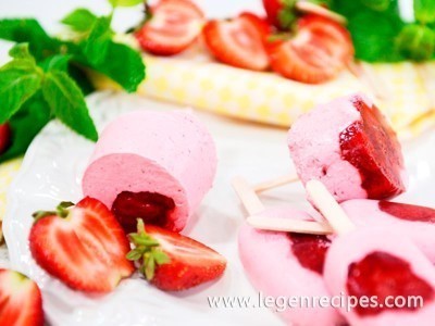 Coconut-cream ice cream with strawberries