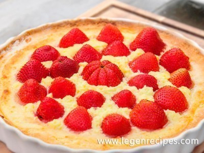 Delicate pie with yogurt filling and strawberries