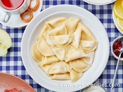 Dumplings with cottage cheese and raisins