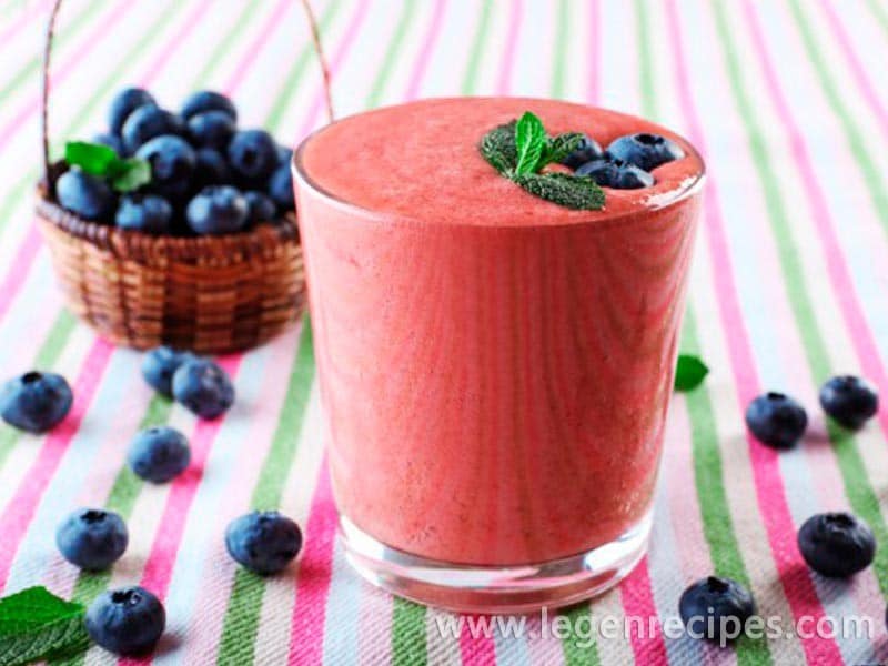 Smoothie of strawberries and blueberries
