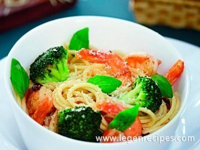 Spaghetti with shrimp and broccoli