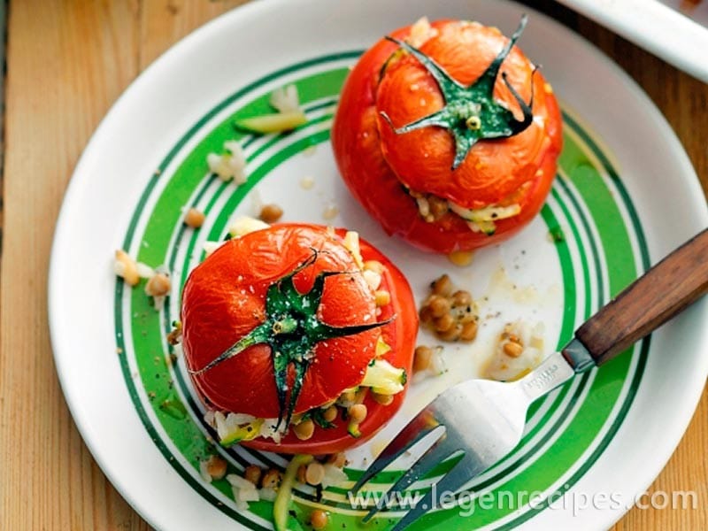 Stuffed rice and lentil tomatoes