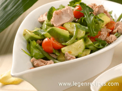 Vegetable salad with canned tuna