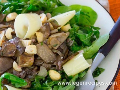 Warm mushroom salad with hazelnuts and Pecorino
