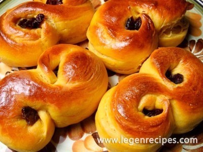 A simple recipe of bread rolls with saffron