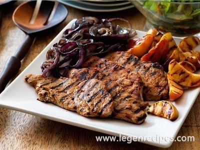 Barbecue pork steaks with apple and garlic
