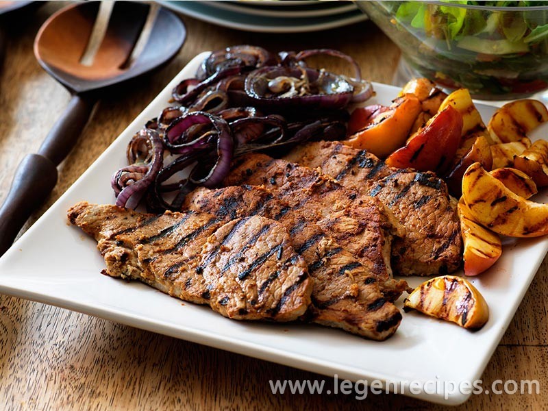 Barbecue pork steaks with apple and garlic