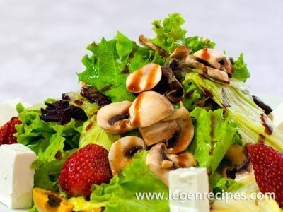 Champignon salad with fruit and cheese