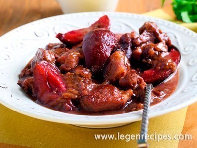 Roast beef with plums