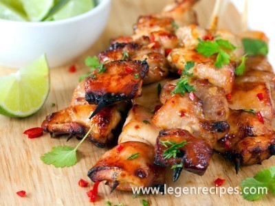Skewers of chicken with dried fruit and sweet sauce