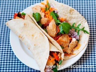 Tortillas stuffed with chicken and salad