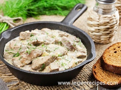 Stewed liver in sour cream