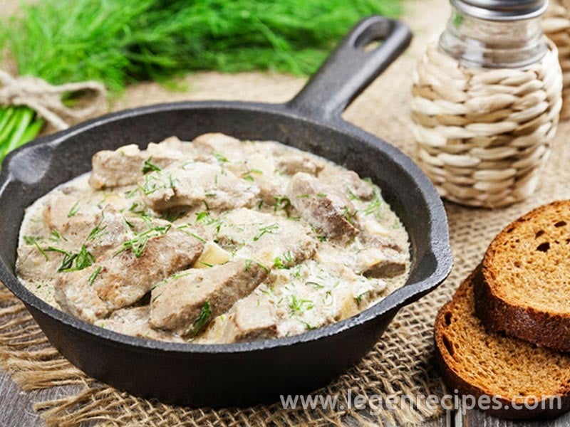 Stewed liver in sour cream