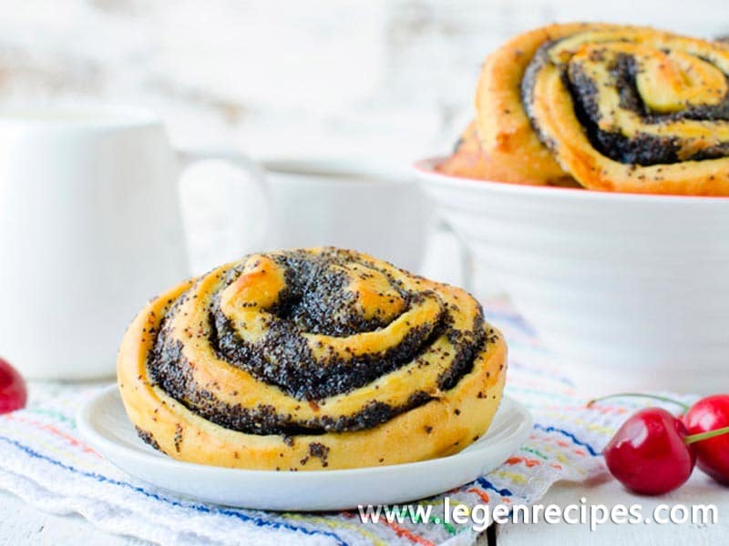 Buns with poppy seeds from curd test