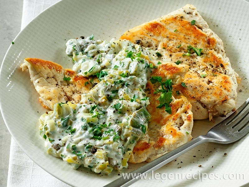 Chicken escalope with garlic and parsley sauce
