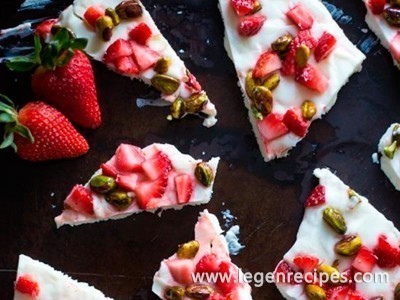 Strawberry and Pistachio Frozen Yogurt Bark