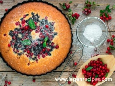Sponge cake with berries and sour cream