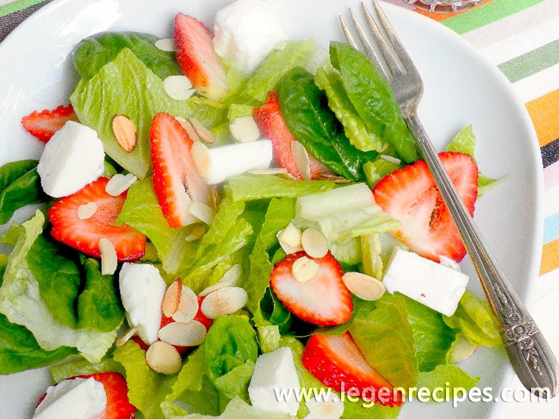 Salad with a mozzarella spinach and strawberry