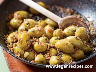 Green Olives with Spicy Bread Crumbs